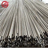 ¿Cómo reacciona el titanio con los álcalis?